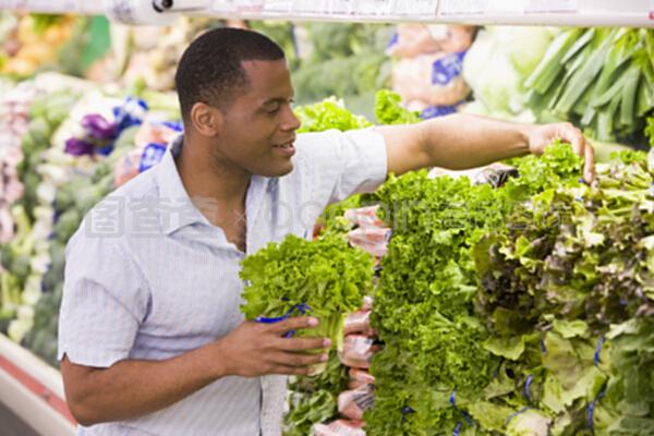 农产品区购物的男子 健康生活的日常缩影